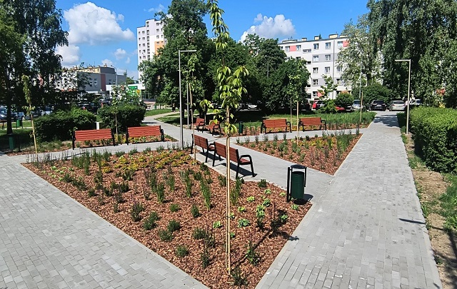 Skwer przy budynku Szkolna 33