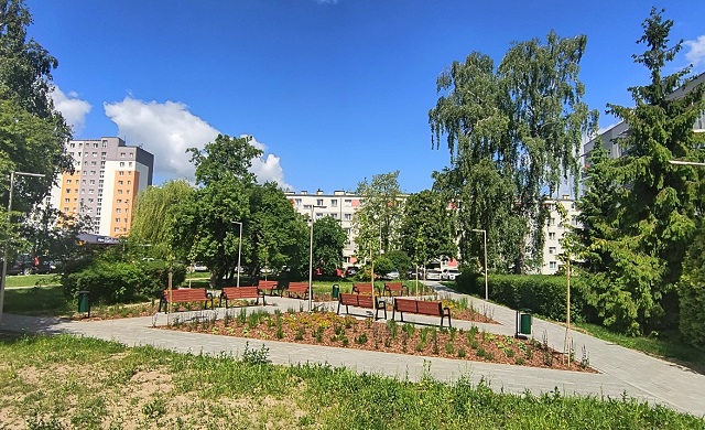 Skwer przy budynku Szkolna 33